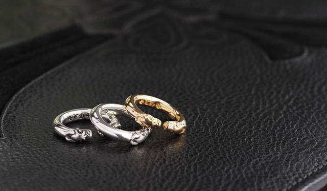 <strong>CHROME HEARTS｜クロムハーツ</strong>　「ダブルドッグ」 リング（シルバー）3万4650円、（22Kゴールド）41万550円