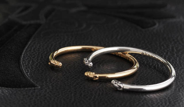 <strong>CHROME HEARTS｜クロムハーツ</strong>　「ダブルドッグ」 バングル（シルバー）7万1400円、（ゴールド）95万3400円