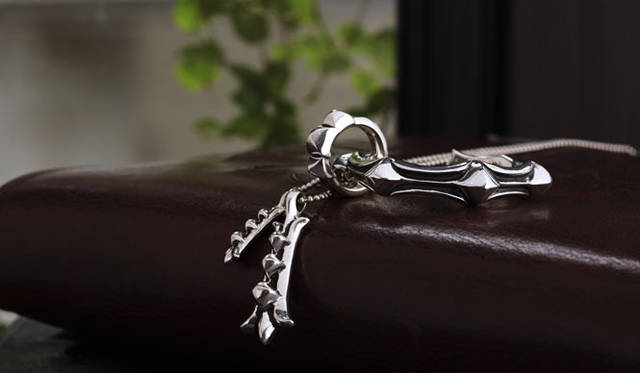 <strong>CHROME HEARTS｜クロムハーツ</strong>　「ワクスドパンクシリーズ」 バングル 26万8800円、リング 9万3450円、チャーム (小) 3万4650円、ペンダント (大) 5万5650円、ボールチェーン 3675円