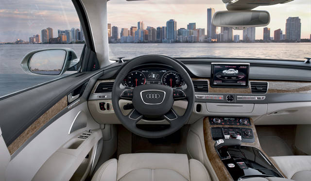 <strong>Audi A8｜アウディ A8</strong>　インパネ前景