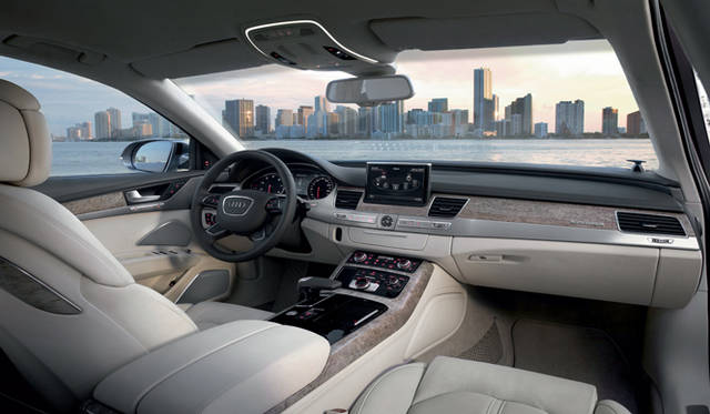 <strong>Audi A8｜アウディ A8</strong>　「妥協を許さないつくり」とアウディがいう内装は、高級感あふれる広々とした空間をつくり出している。