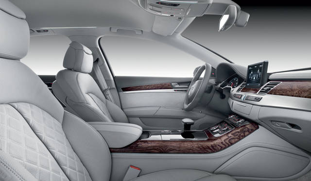 <strong>Audi A8｜アウディ A8</strong>　DVDプレイヤー、ノートPC用充電ソケットなどが備えつけられているリアシート。