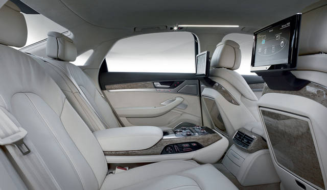 <strong>Audi A8｜アウディ A8</strong>　10.2インチのLCDモニター、フルセグデジタルTVを完備。