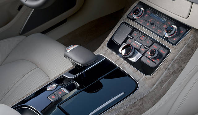 <strong>Audi A8｜アウディ A8</strong>　8段ティプトロニックトランスミッション セレクターレバー