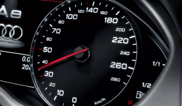 <strong>Audi A8｜アウディ A8</strong>　6時の位置にゼロ値がポジショニングされたスピードメーター