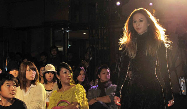 「スーパーファッションブロガーアワード」に登場するルミ・ニーリーさん。