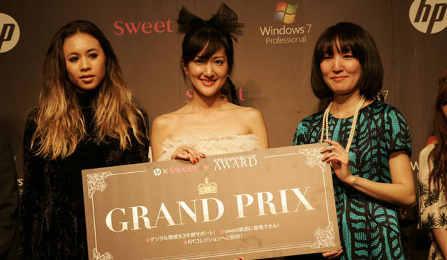 「スーパーファッションブロガーアワード」グランプリは、東京都在住のNatsuさん（中央）。