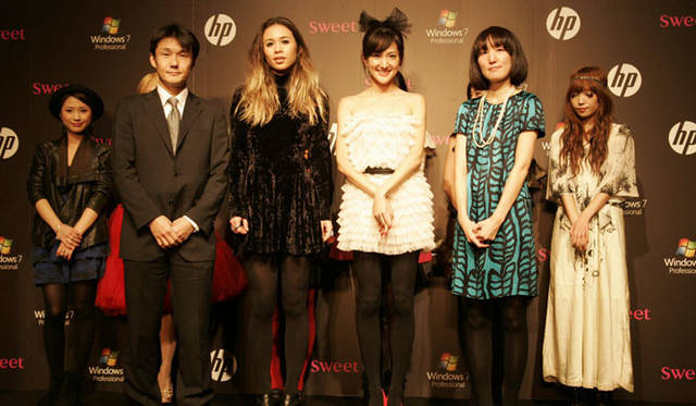 「スーパーファッションブロガーアワード」グランプリにて、日本HP甲斐博一さん、ルミさん、Natsuさん、『sweet』編集長 渡辺 佳代子さんほか。