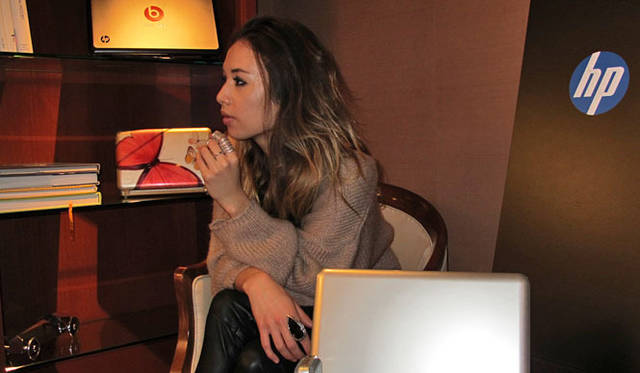 インタビューに答えるルミ・ニーリーさん。