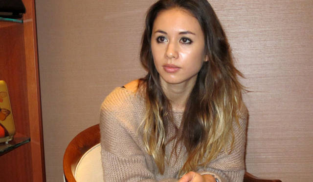 インタビューに答えるルミ・ニーリーさん。