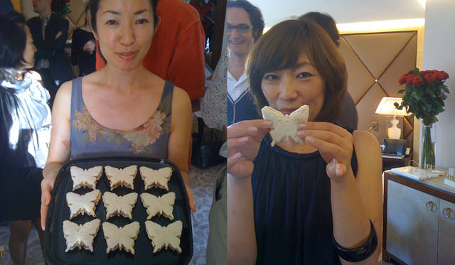 <strong>渡邉季穂｜uka</strong>　右／差し入れのサンドウィッチは、ukaのシンボル、蝶ちょのカタチ