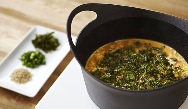 アート部門｜優秀賞｜「10番目の感傷（点・線・面）」/インタラクティブ　　クワクボ リョウタ/KUWAKUBO Ryota　　　　　　　　　　光源が備えられた鉄道模型が、床に並べられた日用品の間をゆっくりと移動しながらその影を映しだす。部屋の壁や床、天井に映し出されたモノの影は、電車から見ている風景のように移り変わりながら観者を包み込む。没入・鳥瞰、既視感・未視感といった、相反する体験を交互に繰り返す映像。見る人は知覚を研ぎ澄まし、その体験を語り合うだろう。