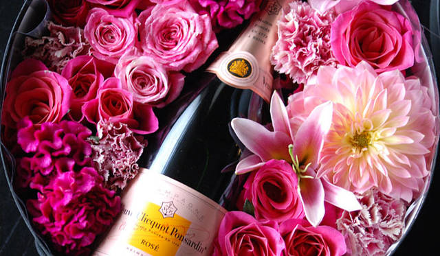 <strong>和気雅美｜FLORALUXE </strong>　生花ギフトボックス 1万5750円(シャンパンは別)