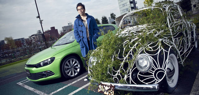 <strong>Scirocco｜シロッコ</strong> 　千年の森と題された、フォルクスワーゲン・　ビートルをモチーフにした作品。レモンの木をはじめ白い花を咲かせる草木ばかり。