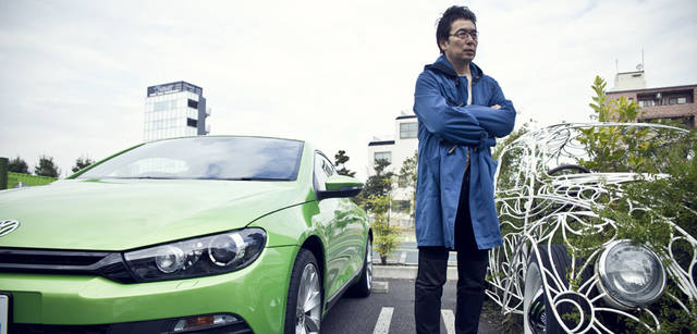 <strong>Scirocco｜シロッコ</strong> 　千年の森と題された、フォルクスワーゲン・　ビートルをモチーフにした作品。レモンの木をはじめ白い花を咲かせる草木ばかり。