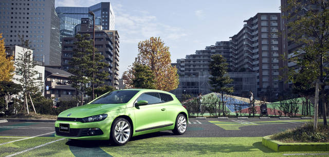 <strong>Scirocco｜シロッコ</strong> 　グリーンを基調とした駐車場のグラフィックも団塚氏によるもの。奥に見える小高い丘は子どもが遊ぶためのキッズパーク。