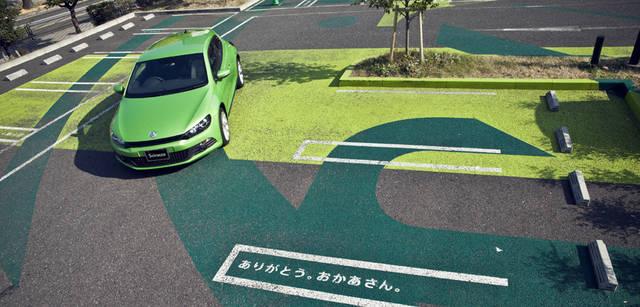 <strong>Scirocco｜シロッコ</strong>　 駐車場の表面には川崎の地図や、かつて東芝の工場が作っていた製品をパターン化している。メッセージもおもしろい。