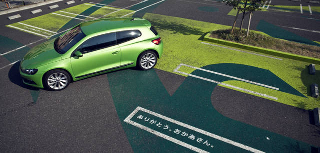 <strong>Scirocco｜シロッコ</strong>　 駐車場の表面には川崎の地図や、かつて東芝の工場が作っていた製品をパターン化している。メッセージもおもしろい。