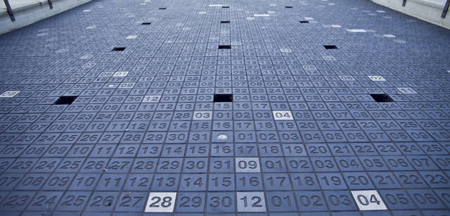 <strong>Scirocco｜シロッコ</strong>　 駐車場がわの「四季の川」は、工場が建てられた年からラゾーナ川崎プラザが開業するまでの年号が刻まれたレンガで敷き詰められる。