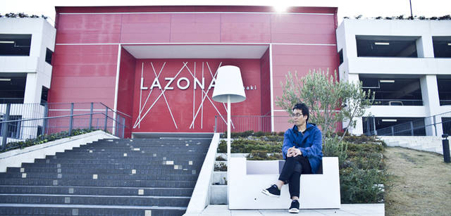 <strong>Scirocco｜シロッコ</strong> 　駐車場がわの斜面に置かれた「ラブベンチ」は2人で座ると脚が交差してハート型になる。