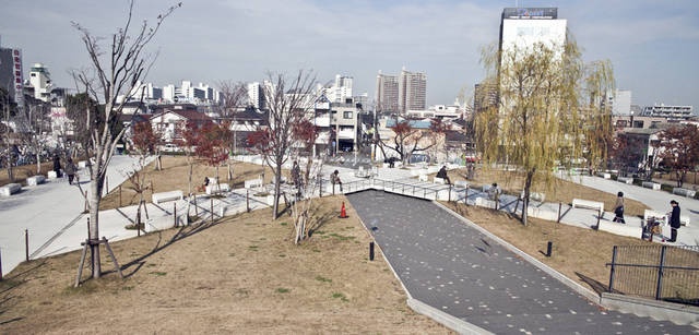 <strong>Scirocco｜シロッコ</strong>　 四季の道と名づけられ、「春」「夏」「秋」「冬」のテーマに沿い、四季折々に花を咲かせる樹木が植えられている。