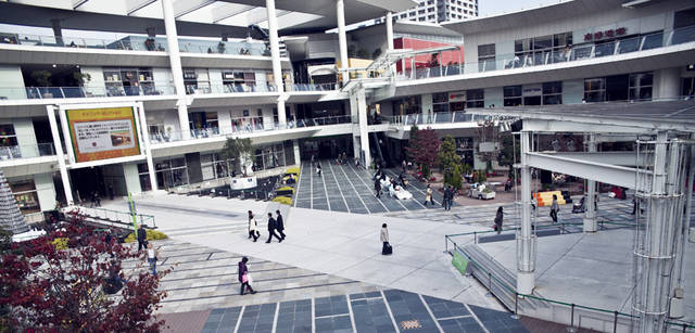 <strong>Scirocco｜シロッコ</strong> 　ルーファ広場で動線が交差する。さまざまな仕掛けがここにもらしつらえられている。