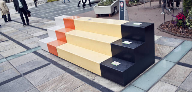 <strong>Scirocco｜シロッコ</strong> 　ルーファ広場に設置されたベンチは、「都市」と「自然」をモチーフに色づかいまでふくめてデザインされている。これは「都市」のベンチ。