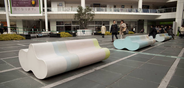 <strong>Scirocco｜シロッコ</strong> 　ルーファ広場に設置されたベンチは、「都市」と「自然」をモチーフに色づかいまでふくめてデザインされている。