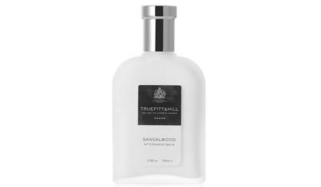 <strong>TRUEFITT&HILL｜トゥルフィット＆ヒル</strong>　「サンダルウッド　アフターシェーブバーム」　シェービングによって奪われてしまう、うるおいを補給する保湿クリーム。髭剃りは男の日課。とはいえ純粋に髭を剃るだけでは、肌が乾燥したり白くなったりしてしまう。とくに寒い季節は保湿が欠かせない。アフターシェーブバームはシェービング後の肌を保湿するための専用クリームで、シェービング後の肌を的確に保湿し、伸びがよくベタベタしづらいことも特徴。オーデコロンとおなじサンダルウッドは、その控えめで端正な香りが特徴。毎日のシェービング後に使うことで、肌のコンディションを整え清潔で健康的な肌に。アルコールフリーで、身だしなみの価値を知るジェントルマンの愛用品。