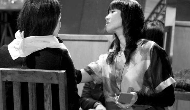 <strong>Twiggy松浦美穂×THREE Rie OMOTO　スペシャル対談（後編）</strong>　「THREE」のメイクアップ クリエイティブ ディレクターRie OMOTOさん。新作発表会にて、メイクアップをしているようす。