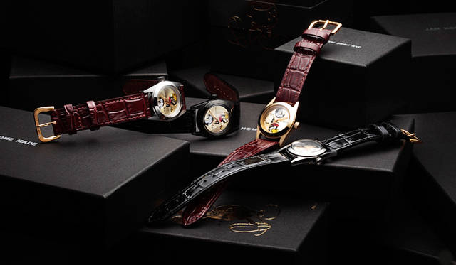 <strong>JAM HOME MADE｜ジャム ホーム メイド</strong>　ブラウンのレザーベルトは公式オンラインショップとrumorsのみのエクスクルーシブ販売！　「SECRET MICKEY WATCH TYPE 4 (+OPTION)」 各3万1500円　　© Disney