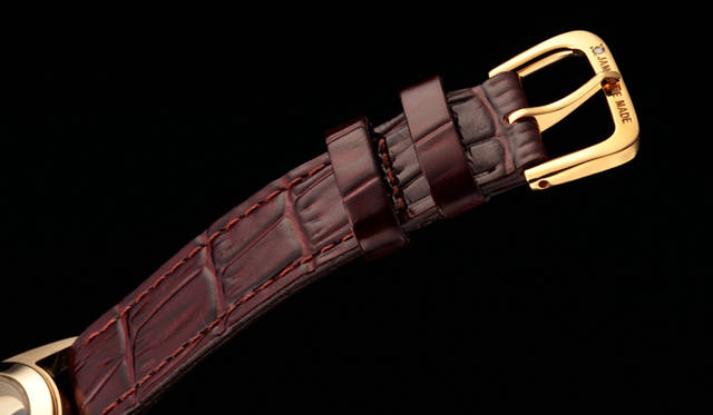 <strong>JAM HOME MADE｜ジャム ホーム メイド</strong>　ウォッチバンドのバックルにさりげなく石留めされたダイヤモンドがエレガント。　　© Disney