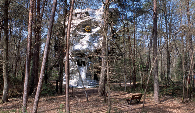 <strong>carnet de jardin</strong>｜vol.1 Le Cyclop（ル・シクロップ）の庭──地球に落ちて来た愛の宇宙船　その下には宇宙から落ちて来た光る物体が。