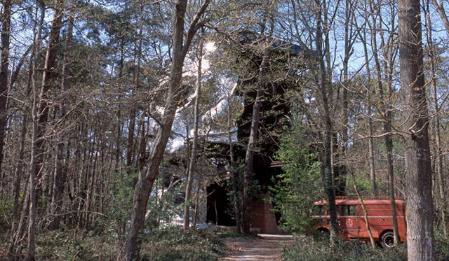 <strong>carnet de jardin</strong>｜vol.1 Le Cyclop（ル・シクロップ）の庭──地球に落ちて来た愛の宇宙船　キラキラ光っている。