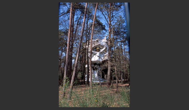 <strong>carnet de jardin</strong>｜vol.1 Le Cyclop（ル・シクロップ）の庭──地球に落ちて来た愛の宇宙船　目玉に見られている。