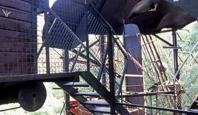 <strong>carnet de jardin</strong>｜vol.1 Le Cyclop（ル・シクロップ）の庭──地球に落ちて来た愛の宇宙船　頭を低くして中に入って行く。