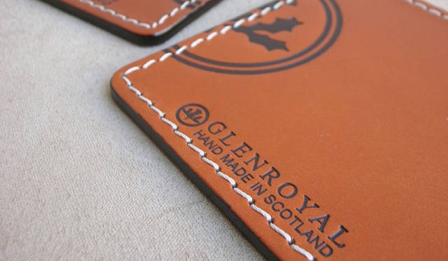 <strong>GLENROYAL＋DUNOON｜グレンロイヤル＋ダヌーン </strong>　クラフツマンシップ溢れるGLENROYAL（グレンロイヤル）のコースター。カラーは茶色、紺、緑、赤の全4色。