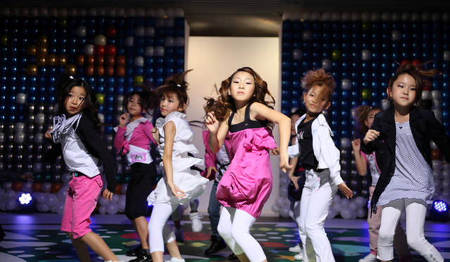 <strong>GIORGIO ARMANI｜ジョルジオ　アルマーニ</strong>　「アルマーニ　ジュニア＆ベビー」の2011春夏コレクションを身にまとったキッズダンサーたちによる迫力のパフォーマンスに会場がわいた。