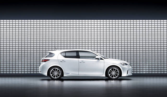 <strong>LEXUS CT200h｜レクサス CT200h</strong>