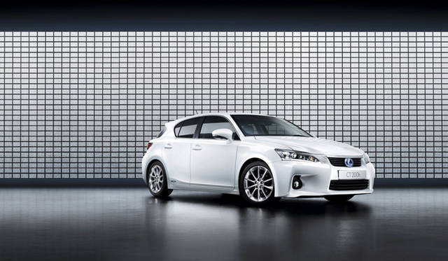 <strong>LEXUS CT200h｜レクサス CT200h</strong>