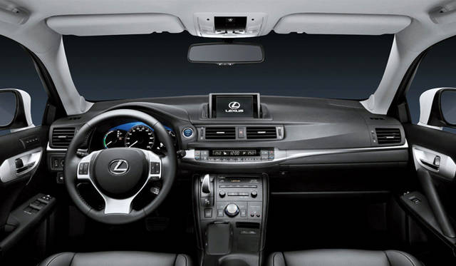 <strong>LEXUS CT200h｜レクサス CT200h</strong>