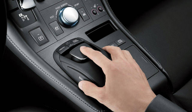 <strong>LEXUS CT200h｜レクサス CT200h</strong>