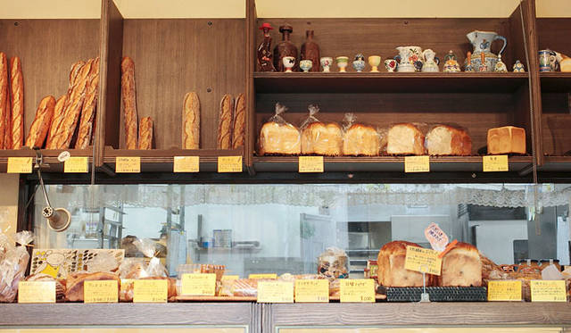 <strong>PANADERIA TIGRE｜パナデリア ティグレ</strong>　平日でも80種類、週末には100種類ほどのパンがならぶ店内。週末・祝日限定のパンもあるので、お店のホームページをチェックしてから出かけよう。