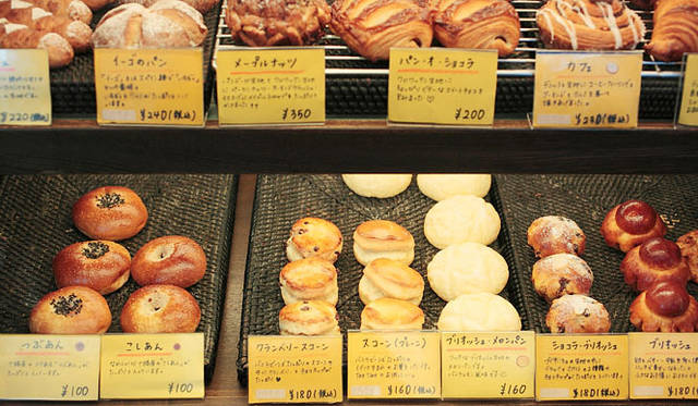 <strong>PANADERIA TIGRE｜パナデリア ティグレ</strong>　ワインやチーズに合うものから、子どもに人気のクリームパンや昔ながらのあんぱんまで、どの年代にも受け入れられるラインナップだ。
