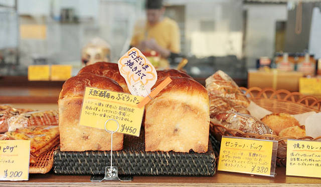 <strong>PANADERIA TIGRE｜パナデリア ティグレ</strong>　スタッフ手描きの「ただいま焼きたて」の札。食欲をそそる焼きたての香りが、店内に立ちこめる。