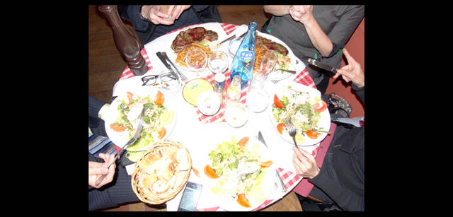 <strong>川内倫子×リコーGXR</strong> ｜「ドイツ→パリ」　パリ、ある日の晩ゴハン