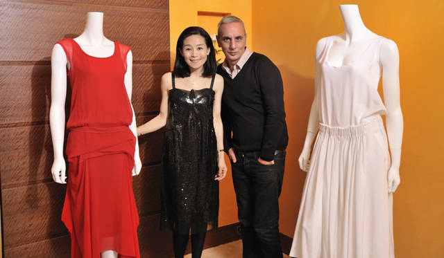 <strong>萩原輝美×「ヌメロ ヴェントゥーノ」アレッサンドロ デラクア　スペシャル対談</strong>　ファッションディレクター萩原輝美さんと、「ヌメロ ヴェントゥーノ」デザイナーのアレッサンドロ デラクア氏。