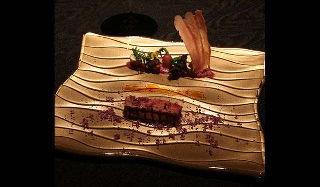 <strong>ルチアーノショー｜LucianoShow</strong>　10階のレストラン 「山形県産黒毛和牛 三重奏のバラの香り」