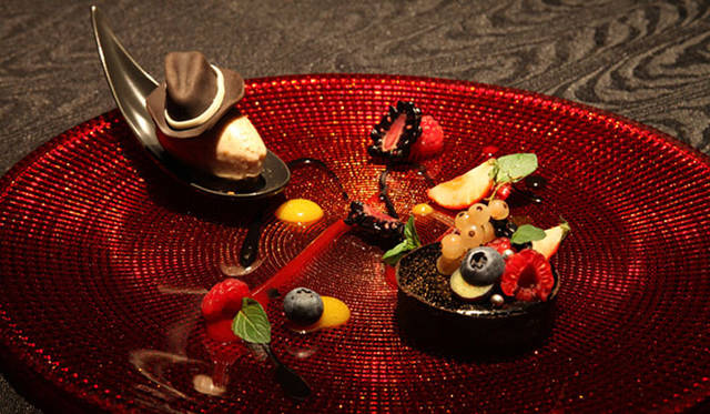 <strong>ルチアーノショー｜LucianoShow</strong>　10階のレストラン 「艶-jet black」