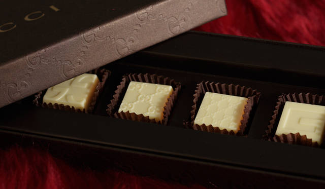 <strong>GUCCI｜グッチ</strong>　「グッチ チョコレート」ホワイトチョコレート　（バレンタイン限定）　4個入り 2520円、12個入り 4620円（ホワイトチョコレート4個、ダークチョコレート8個）、16個入り 5880円（ホワイトチョコレート8個、ダークチョコレート8個）（グッチ／グッチ ジャパン）